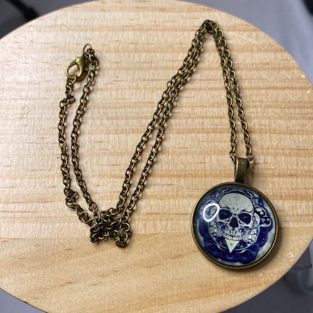 Gothic Skull Pendant Necklace‎ Antique Bronze Chain Dark Fantasy Halloween 18in - Picture 2 of 2